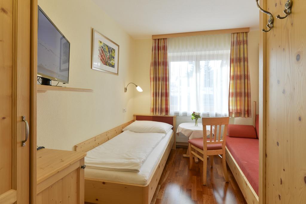 Haus Wallis Hotel Лех ам Алберг Стая снимка